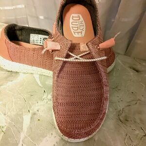 Ladies 7w hey dude in a dusty rose pink